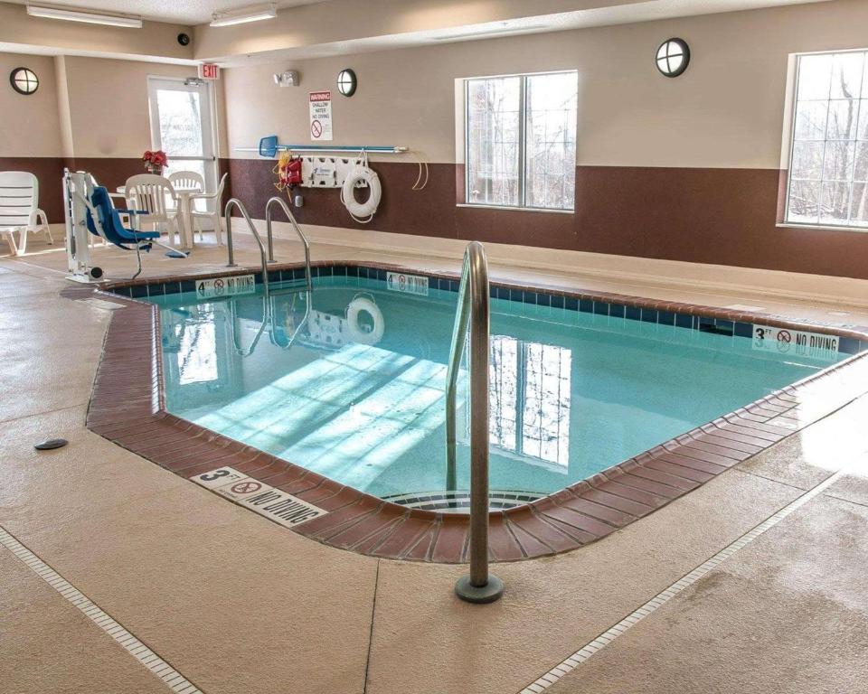 a large swimming pool in a hospital room at Quality Inn Near Interstate I94 in New Buffalo