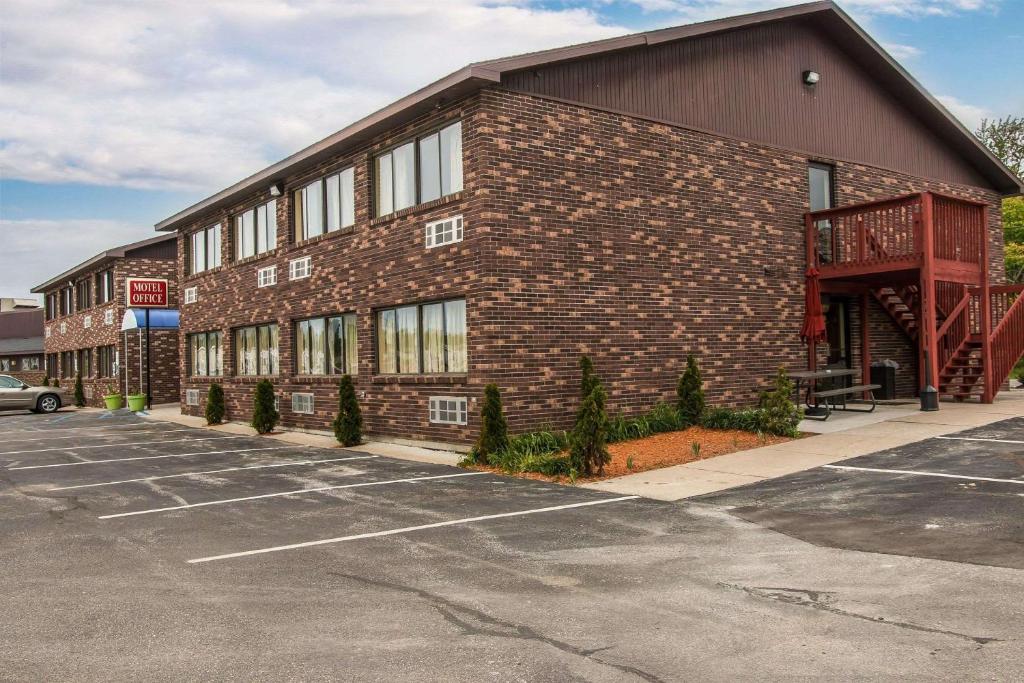 Rodeway Inn Muskegon Airport photo