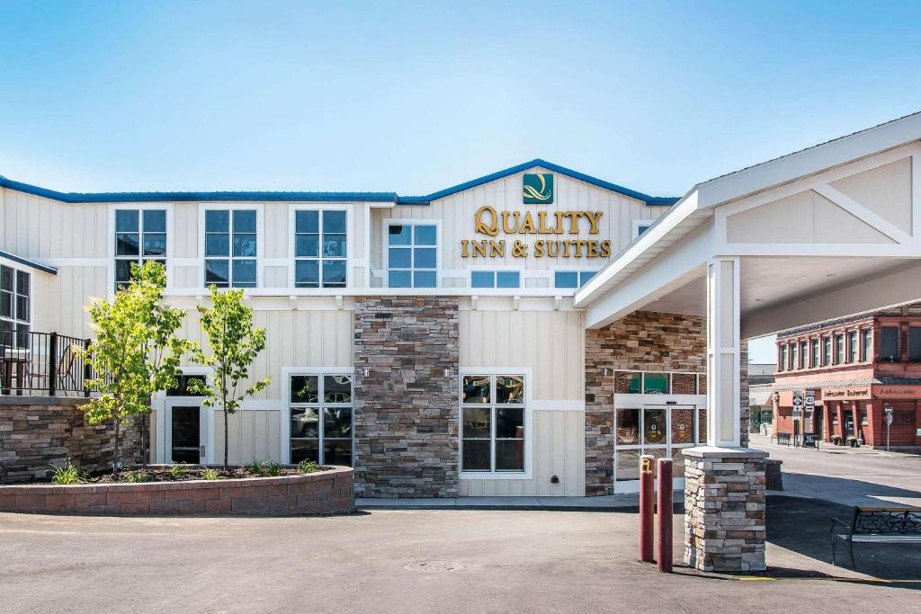 a building with a sign that reads quality tax and services at Quality Inn & Suites Houghton in Houghton
