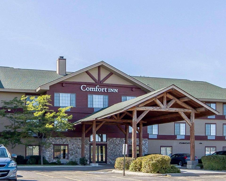 a building with a sign on the front of it at Comfort Inn Owatonna near Medical Center in Owatonna