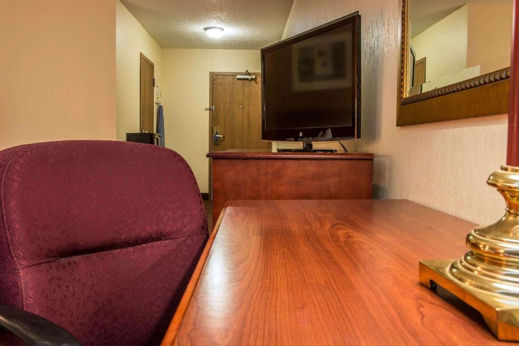 Rodeway Inn Muskegon Airport photo