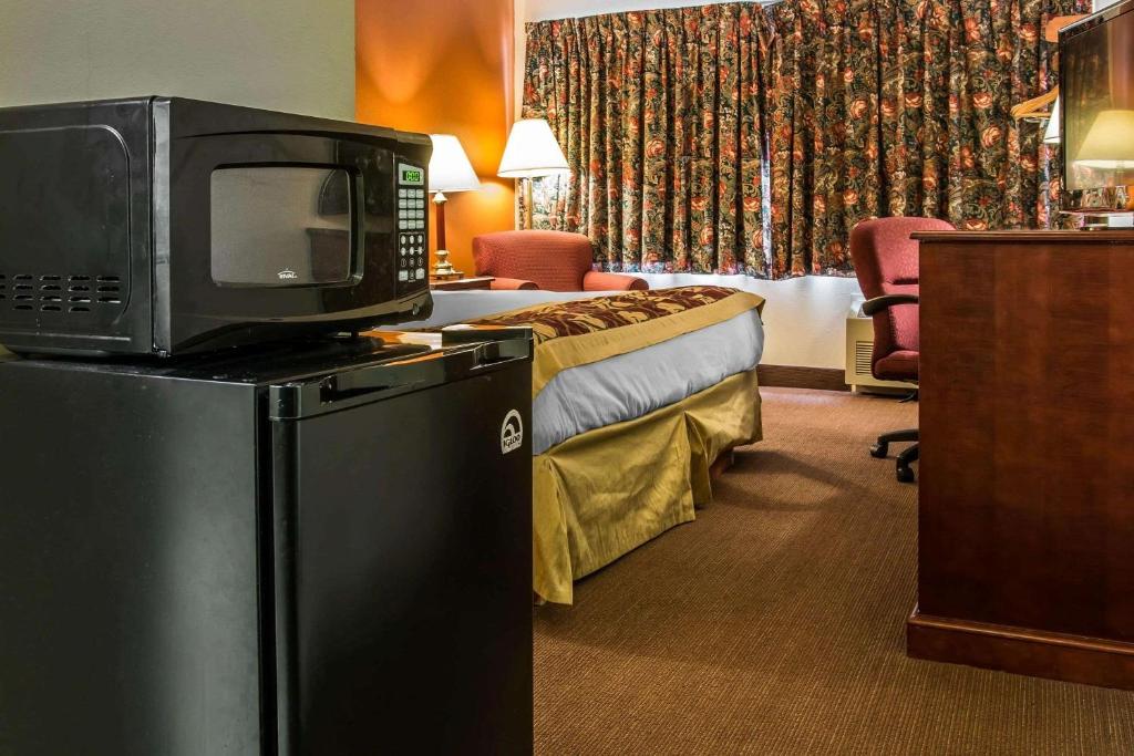 Rodeway Inn Muskegon Airport photo