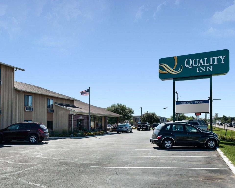 um carro estacionado num parque de estacionamento em frente à estalagem aquática em Quality Inn em Savage