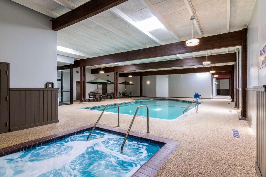 a large swimming pool in a large building at Comfort Inn Plymouth-Minneapolis in Plymouth