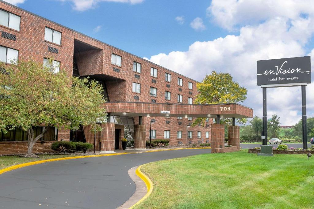 un edificio de ladrillo con un cartel delante en enVision Hotel Saint Paul South, en South Saint Paul