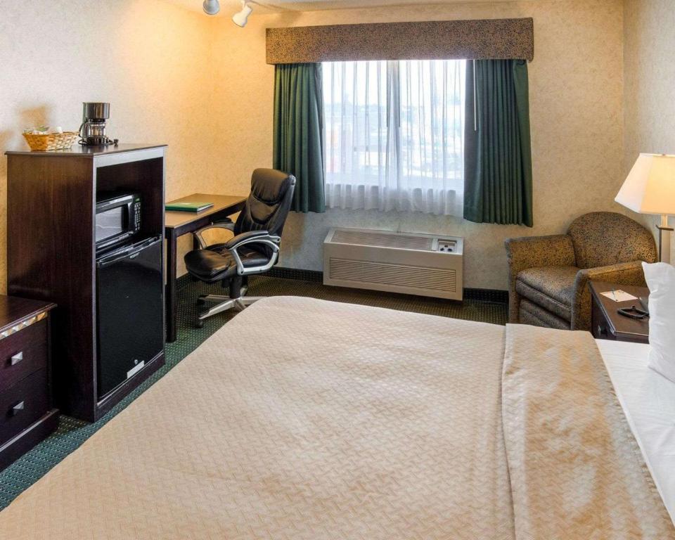 Postel nebo postele na pokoji v ubytování Quality Inn near Northtown Mall & National Sports Center