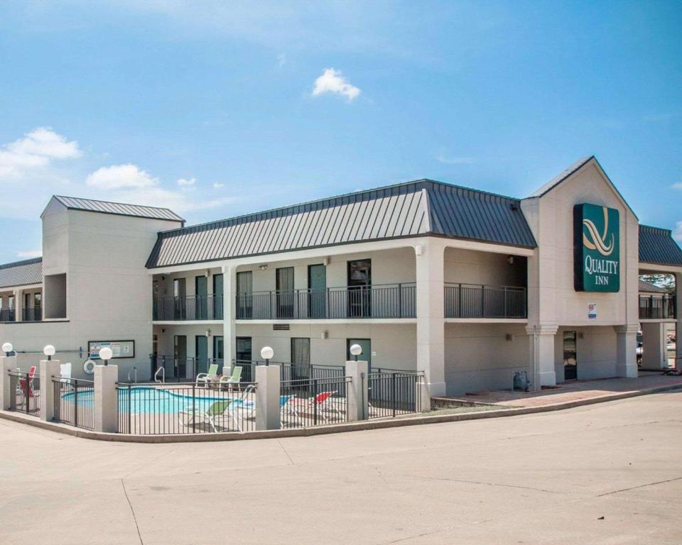 a building with a pool in front of it at Quality Inn South Springfield in Springfield