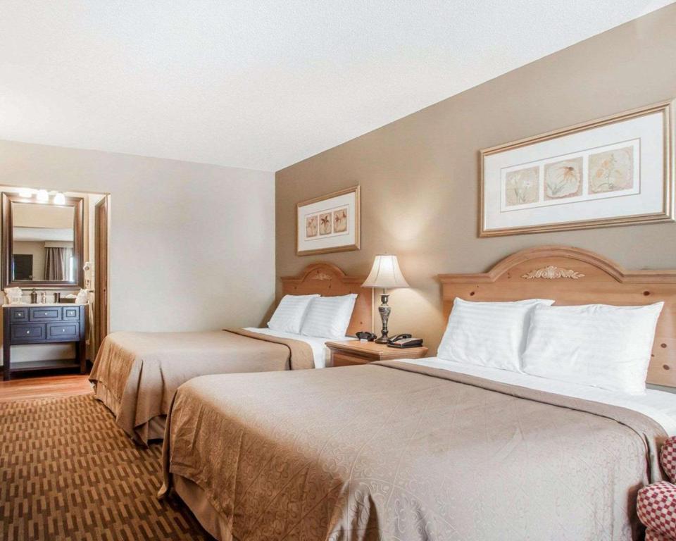 Quality Inn US65 & E Battlefield Rd Springfield - Queen Room Met Twee Queensize Bedden - Roken