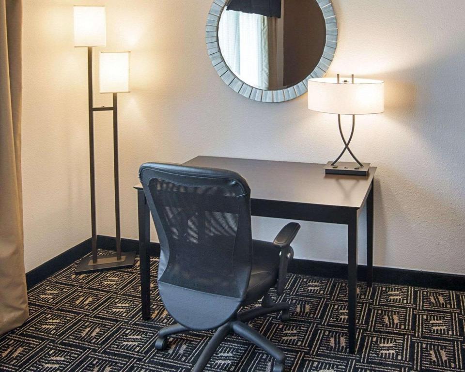 Quality Inn Brooklyn Center - Habitación Con Cama Extragrande - No Fumadores