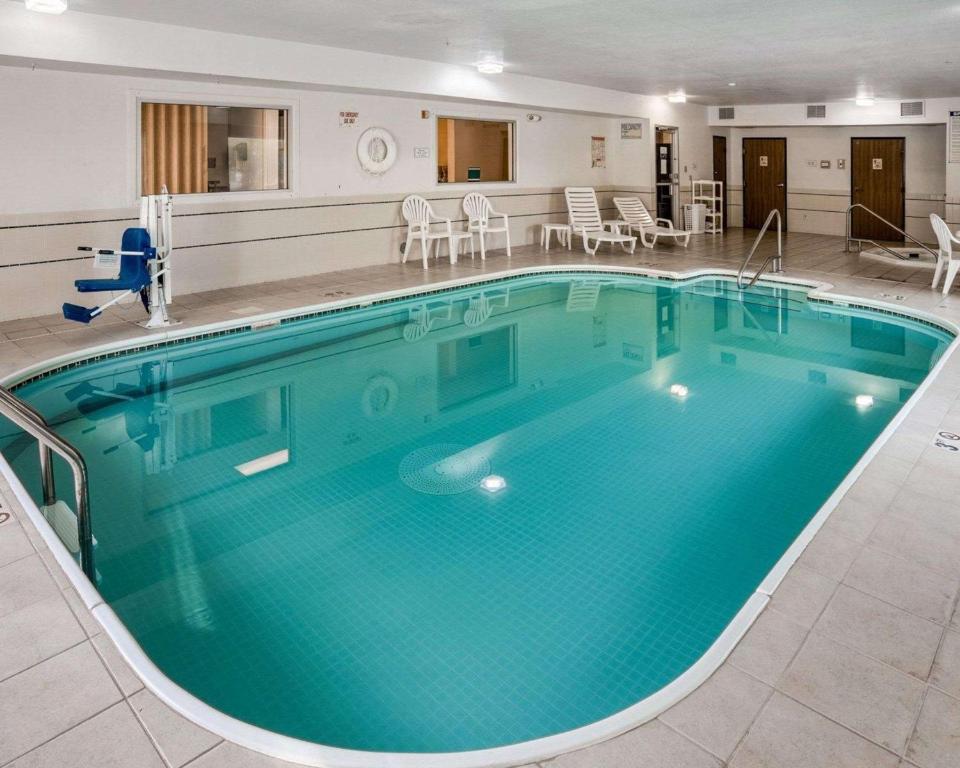 Bazén v ubytování Quality Inn near Northtown Mall & National Sports Center nebo v jeho okolí