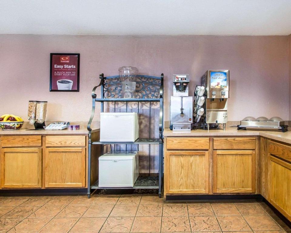 Kuchyň nebo kuchyňský kout v ubytování Econo Lodge Springfield I-44