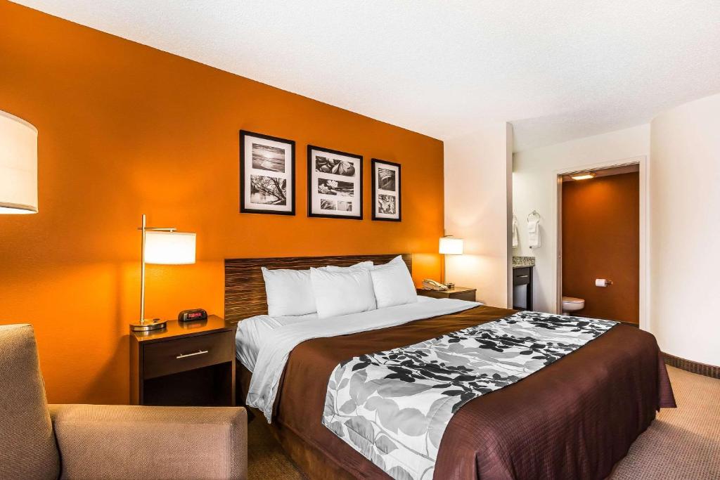 Tempat tidur dalam kamar di Sleep Inn Springfield South I60 near Medical District