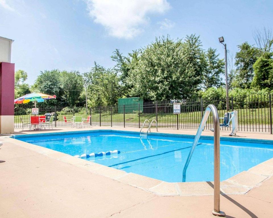 Bazén v ubytování Econo Lodge Kearney - Liberty nebo v jeho okolí
