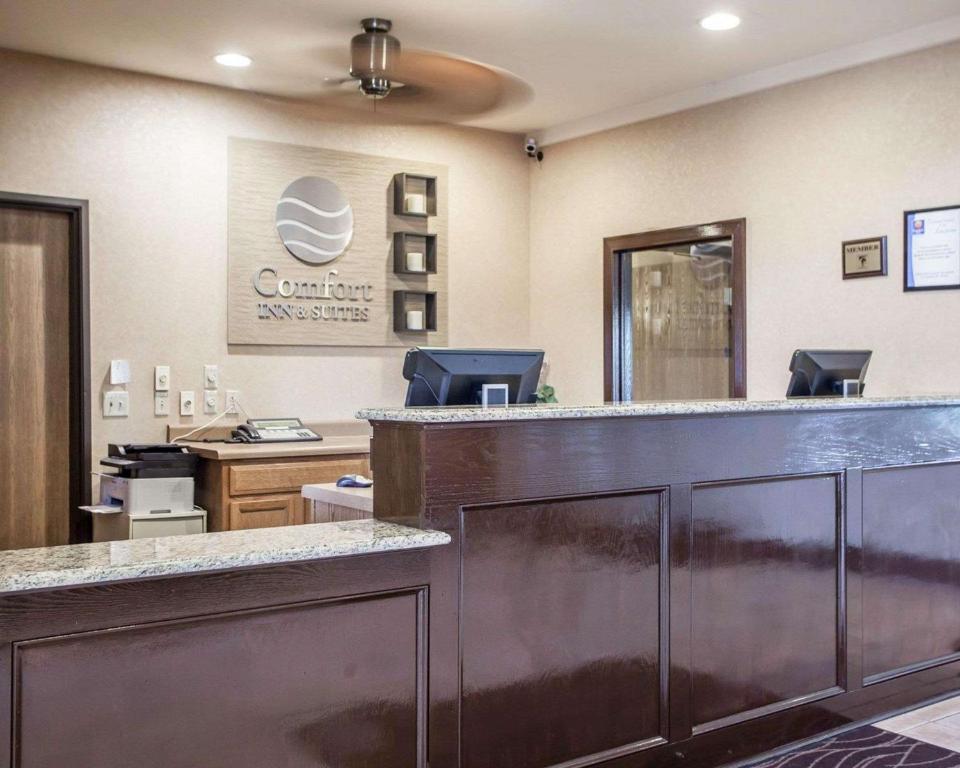 a bar in a dental office with a counter at Comfort Inn & Suites St Louis - Chesterfield in Chesterfield