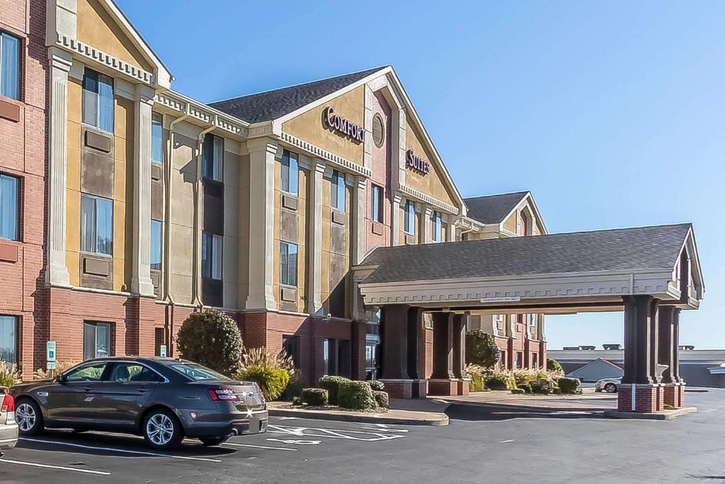 un'auto parcheggiata in un parcheggio di fronte a un edificio di Comfort Suites St Charles-St Louis a St. Charles