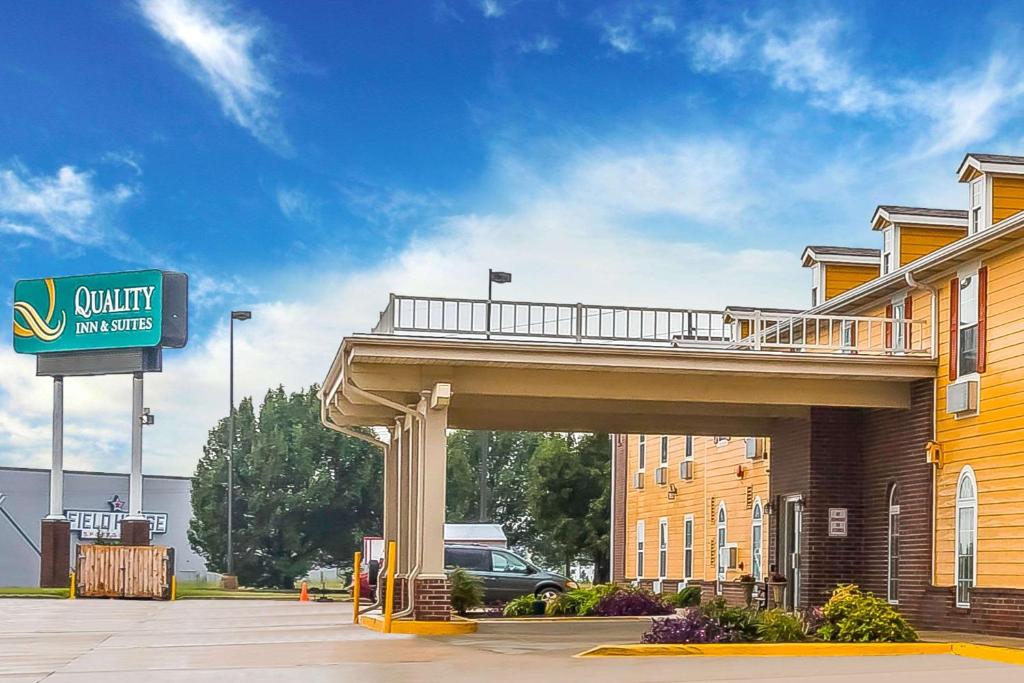 eine Brücke über einen Parkplatz vor einem Hotel in der Unterkunft Quality Inn & Suites Chesterfield Village in Springfield