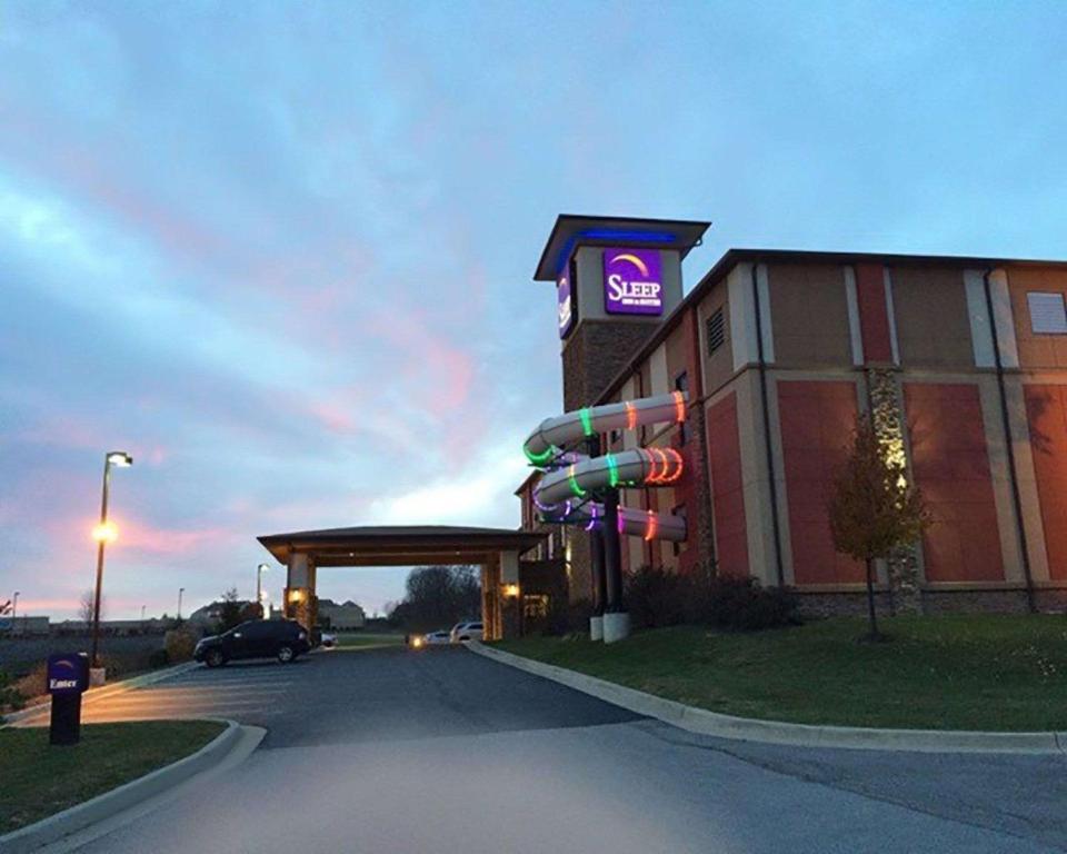 un bâtiment avec une station-service munie d'un panneau. dans l'établissement Sleep Inn & Suites Indoor Waterpark, à Liberty