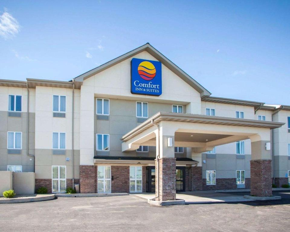 un hotel con un cartel en la parte delantera en Comfort Inn & Suites Harrisonville, en Harrisonville