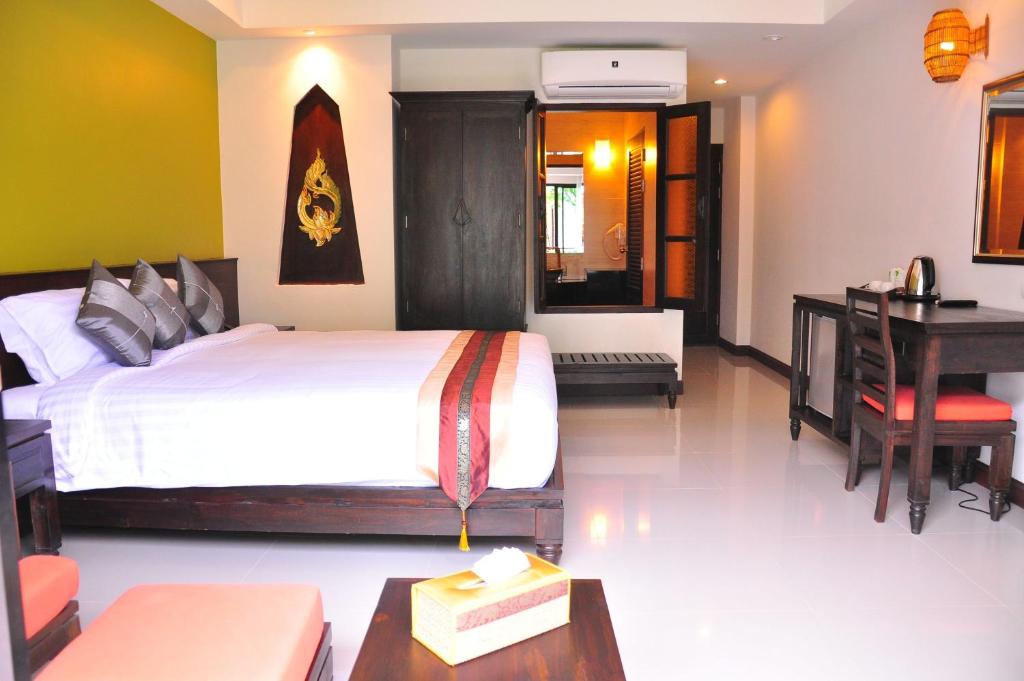 Postel nebo postele na pokoji v ubytování Navatara Phuket Resort
