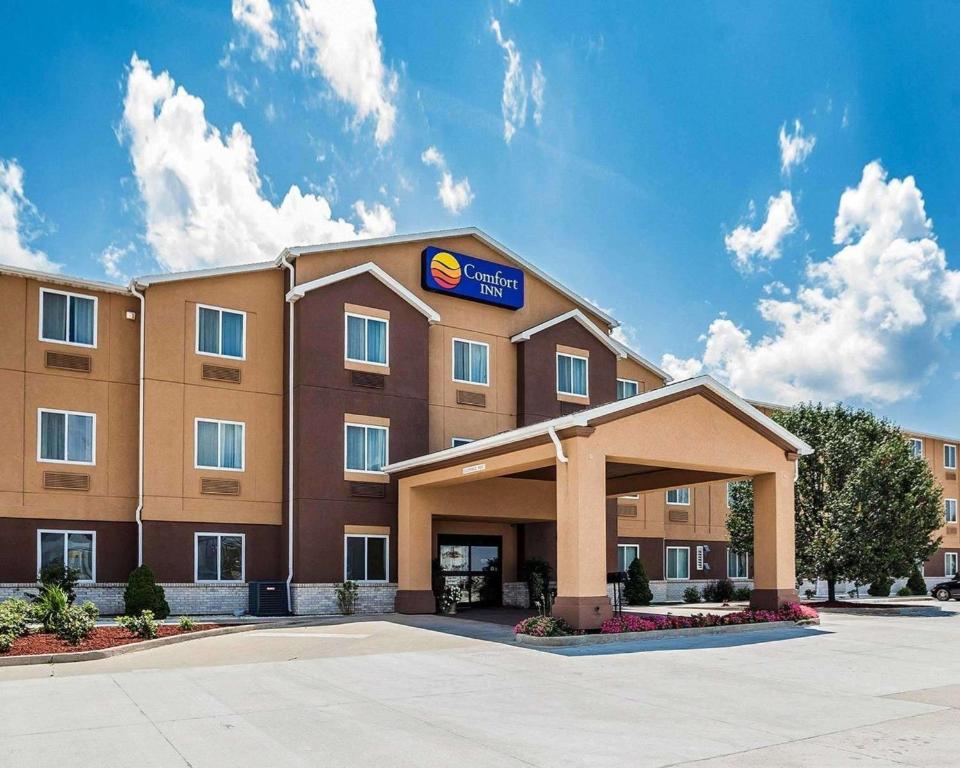 a hotel with a sign on the front of it at Comfort Inn & Suites Moberly in Moberly