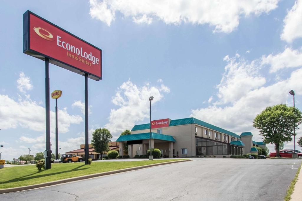 a building with a sign in front of it at Econo Lodge Inn & Suites Joplin in Joplin