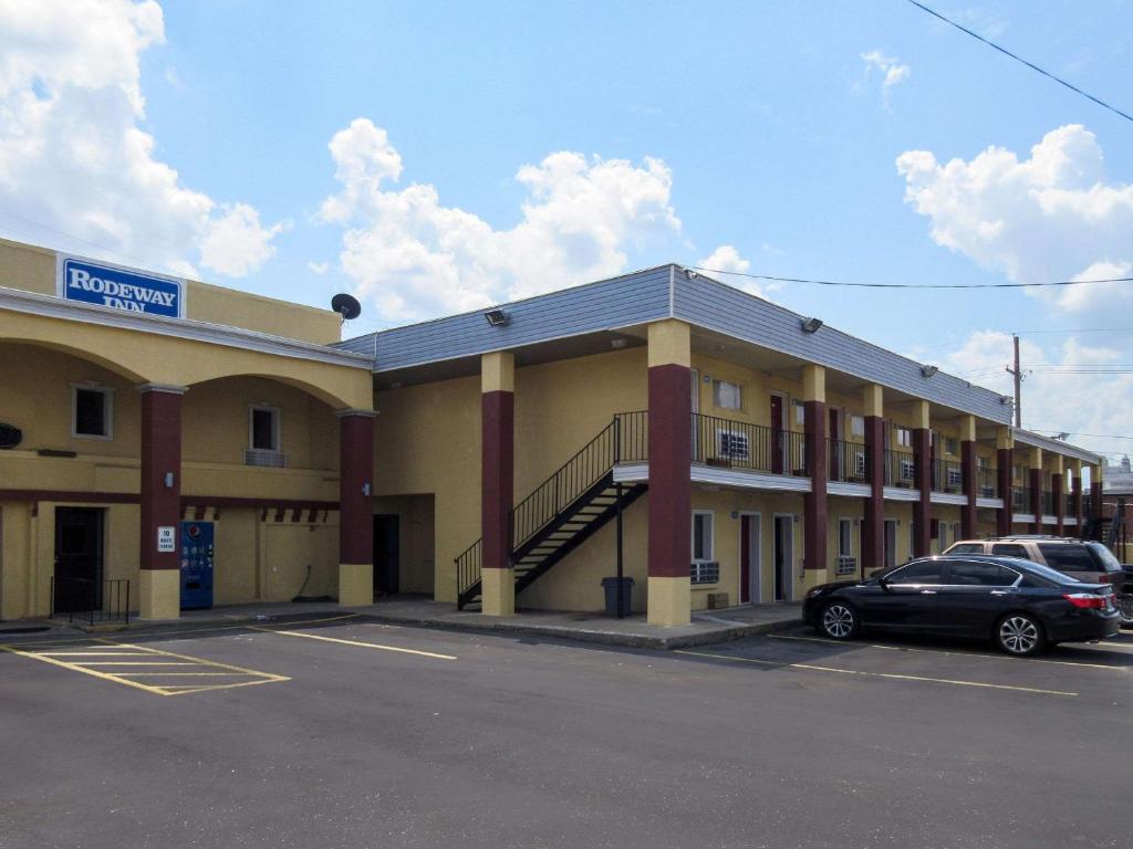 un estacionamiento frente a un hotel en Rodeway Inn, en Kansas City