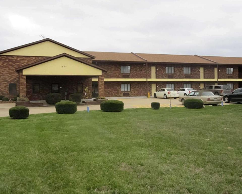 un gran edificio de ladrillo con coches aparcados en un aparcamiento en Quality Inn Farmington, en Farmington