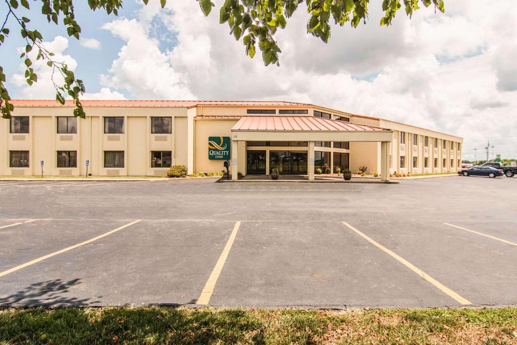 an empty parking lot in front of a building at Quality Inn in Foristell