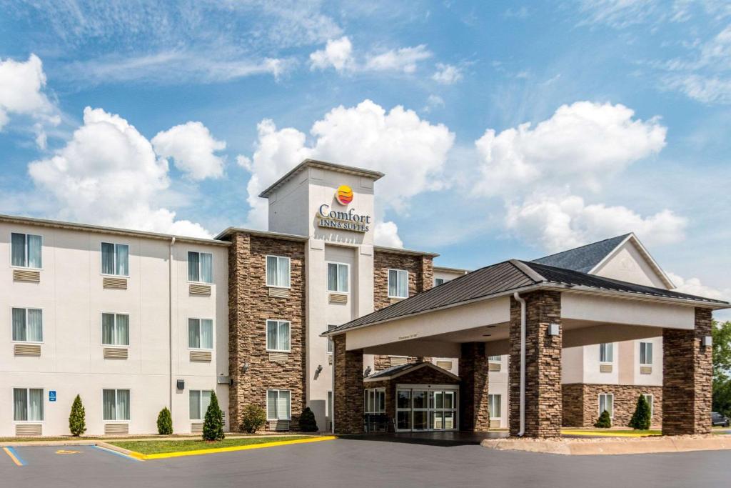 a rendering of the front of a hotel at Comfort Inn & Suites - Hannibal in Hannibal