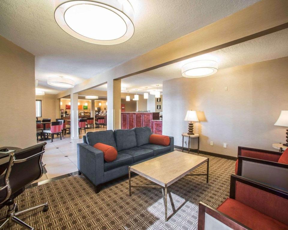 - un salon avec un canapé et une table dans l'établissement Quality Inn & Suites Boonville - Columbia, à Boonville