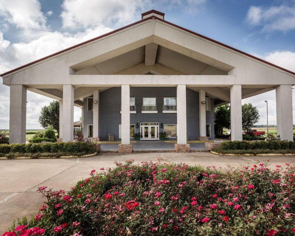 ein großes Gebäude mit Blumen davor in der Unterkunft Quality Inn in Tunica Resorts