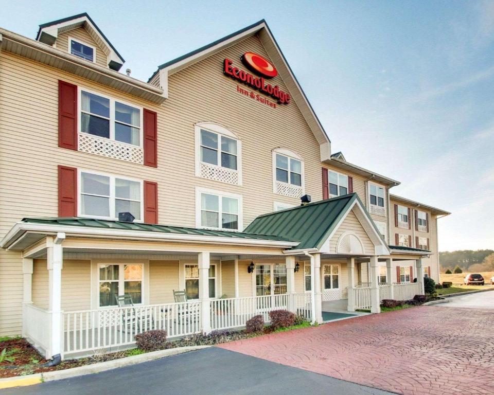 フローウウッドにあるEcono Lodge Inn & Suitesのア フロント ビュー オブ ア ハンプトン イン