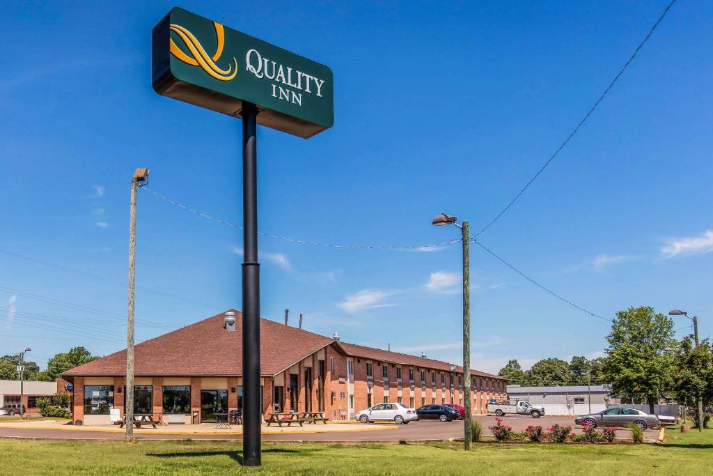 una señal frente a un edificio en Quality Inn en Batesville