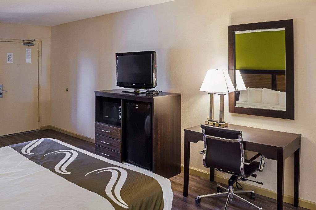 Quality Inn Biloxi Beach - King Room - Fumo