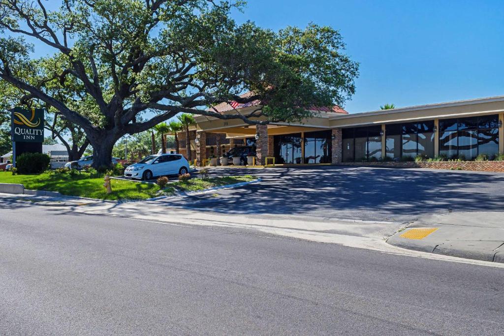 auf einem Parkplatz vor einem Gebäude geparkt in der Unterkunft Quality Inn Biloxi Beach in Biloxi