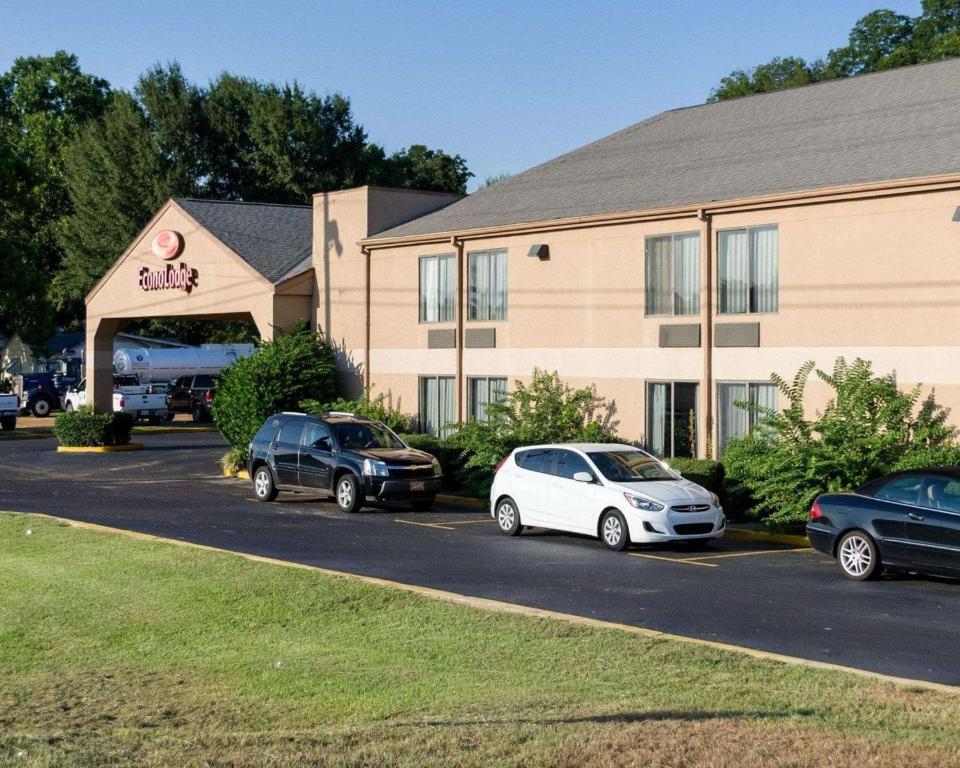 un bâtiment avec des voitures garées dans un parking dans l'établissement Econo Lodge, à Yazoo City