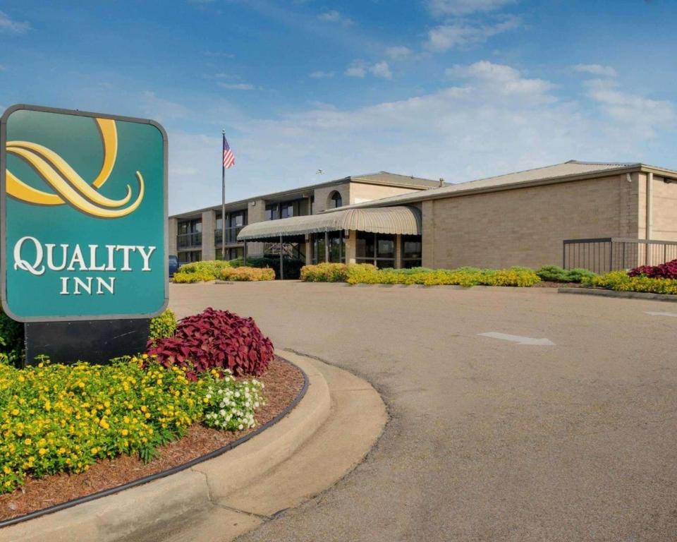 un panneau pour une auberge de qualité devant un bâtiment dans l'établissement Quality Inn Columbus, à Columbus