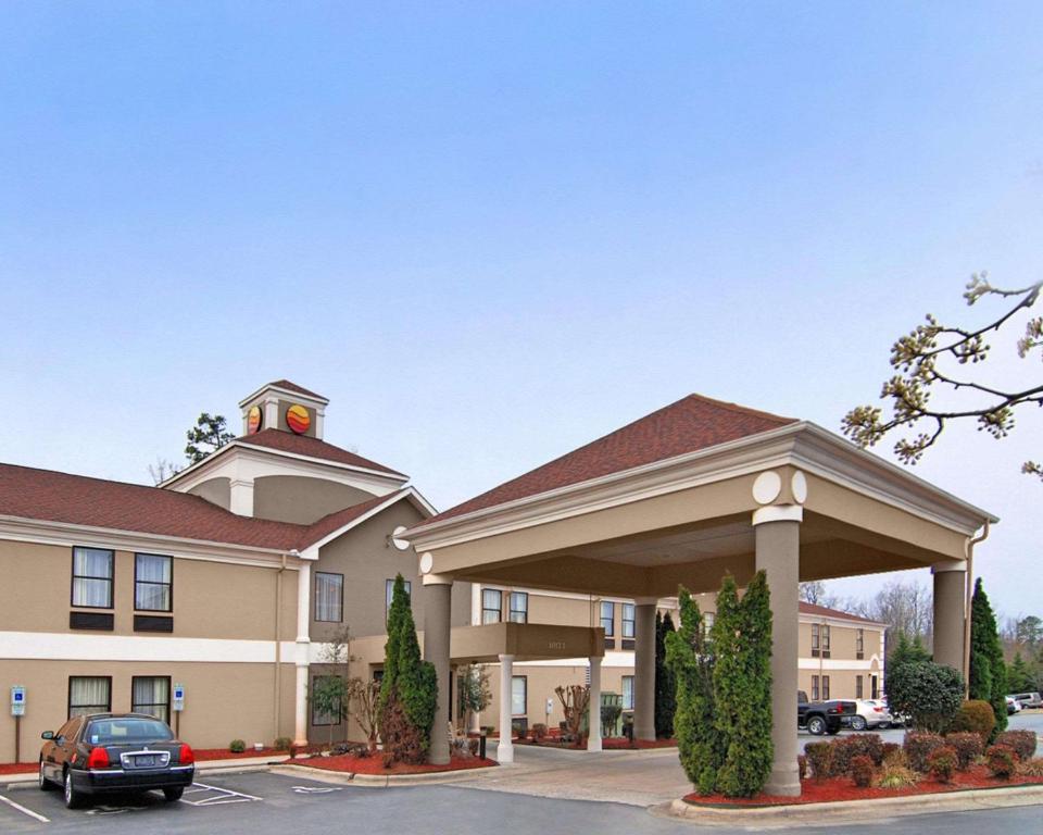 ein Hotel mit einem davor geparkt in der Unterkunft Quality Inn High Point - Archdale in Archdale