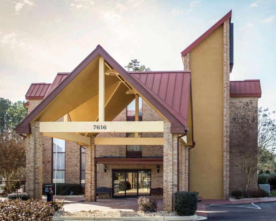 ein großes Gebäude mit rotem Dach in der Unterkunft Comfort Inn & Suites Fuquay Varina in Fuquay-Varina