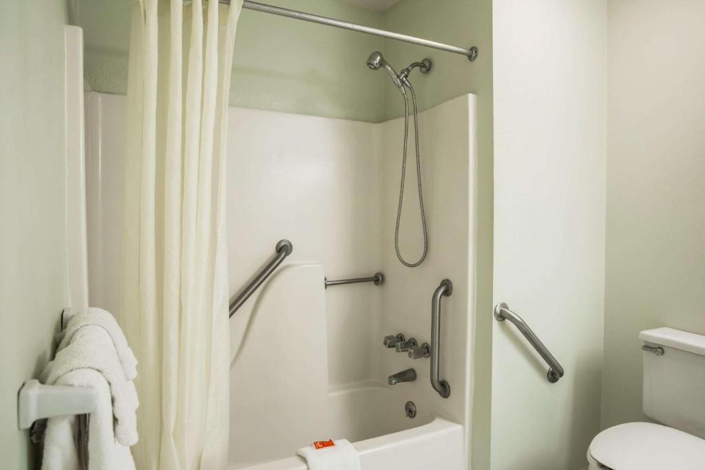 Koupelna v ubytování Econo Lodge Crystal Coast