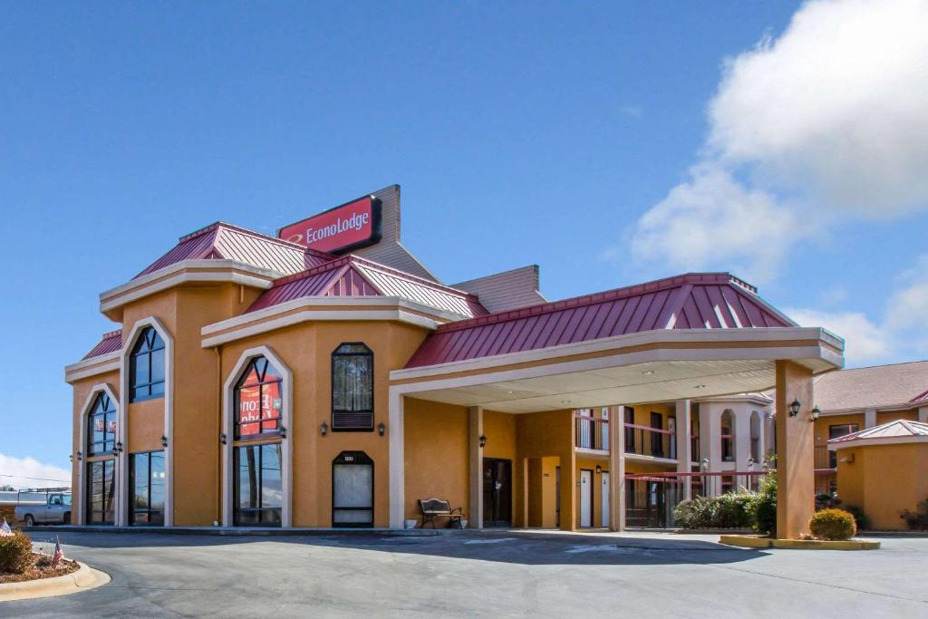 a hotel with a sign on top of it at Econo Lodge in Hendersonville