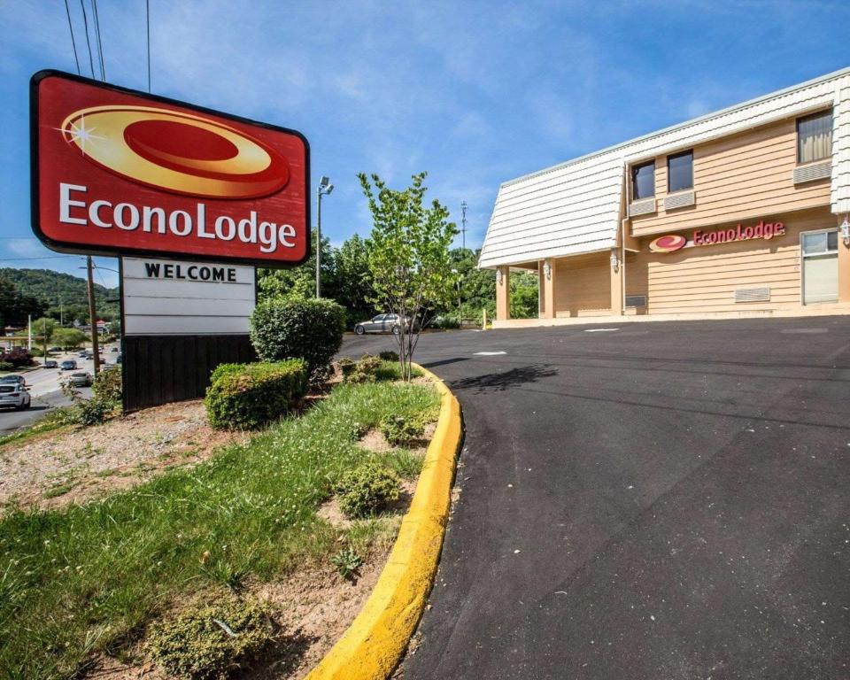 a sign for a store in front of a building at Econo Lodge Biltmore in Asheville