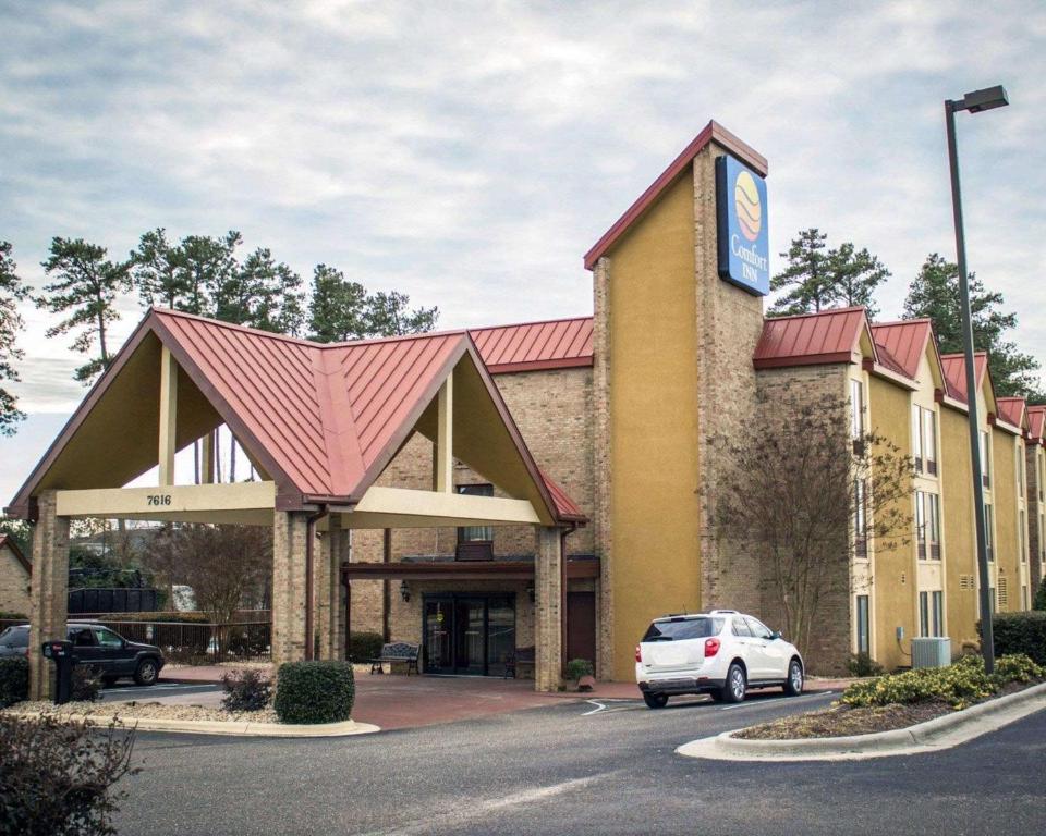 ein Gebäude mit einem davor geparkten Auto in der Unterkunft Comfort Inn & Suites Fuquay Varina in Fuquay-Varina