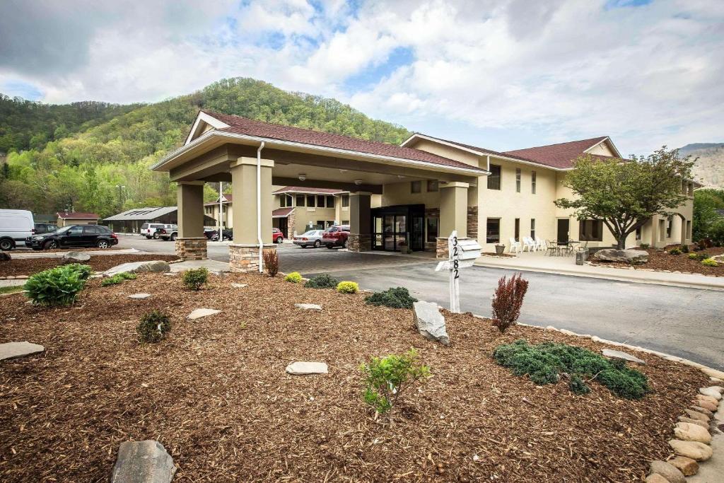 un bâtiment avec un panneau devant lui dans l'établissement Comfort Inn near Great Smoky Mountain National Park, à Maggie Valley