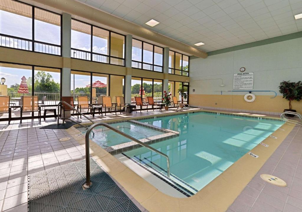 una gran piscina en un edificio en Quality Inn Jonesville I-77, en Jonesville