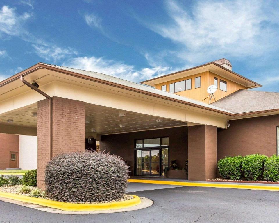 a hotel front of a building with bushes at Quality Suites Convention Center - Hickory in Hickory