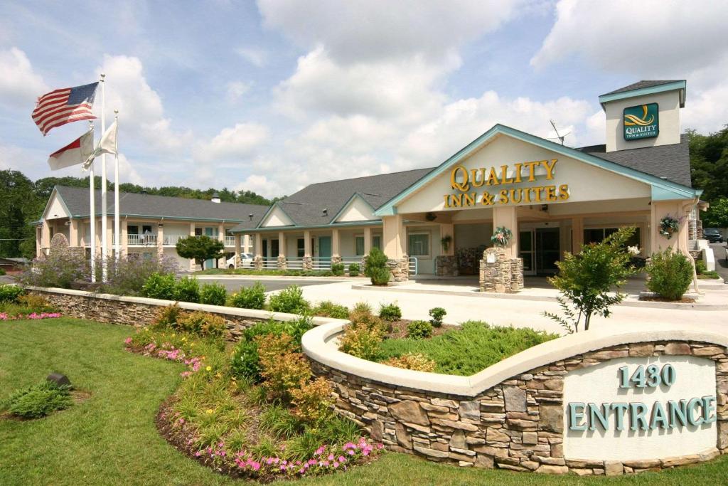 a front view of a country inn and suites at Quality Inn & Suites Biltmore East in Asheville