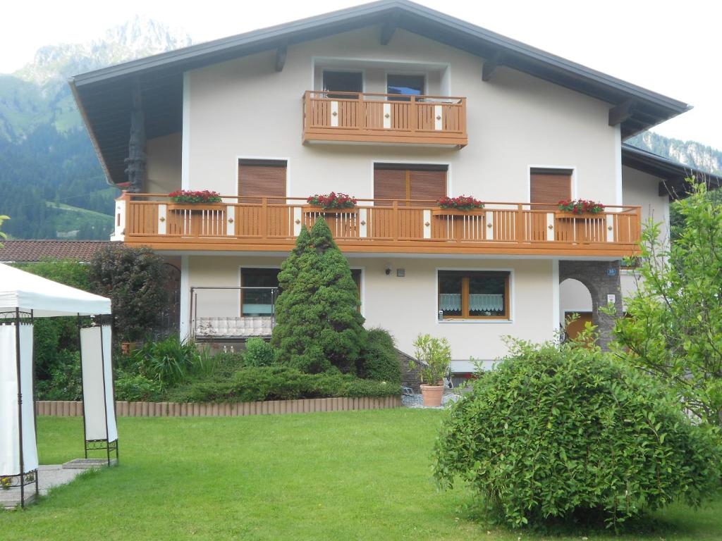 Cette maison blanche dispose d'un balcon et d'une cour. dans l'établissement Ferienwohnung Schreieck Maria, à Höfen