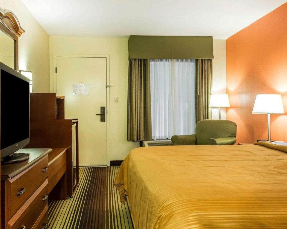 Quality Inn University - King Room - Roken
