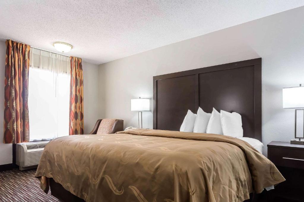 Quality Inn & Suites Mooresville-Lake Norman - Zimmer Mit Kingsize-Bett – Raucher